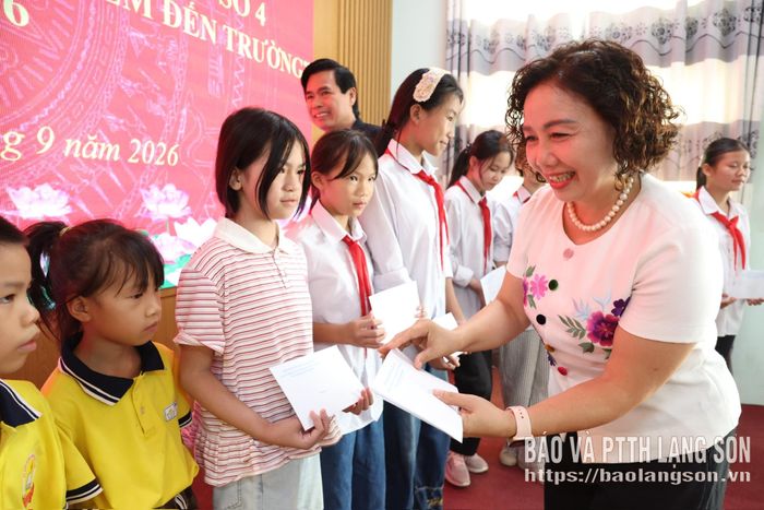 Chủ tịch Hội Khuyến học tỉnh trao học bổng cho các học sinh có hoàn cảnh khó khăn