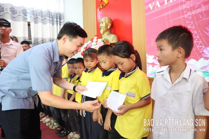 Đồng chí Nguyễn Hoàng Tùng, Ủy viên Ban Thường vụ Tỉnh ủy, Phó Chủ tịch Thường trực Ủy ban MTTQ Việt Nam tỉnh trao học bổng cho các học sinh
