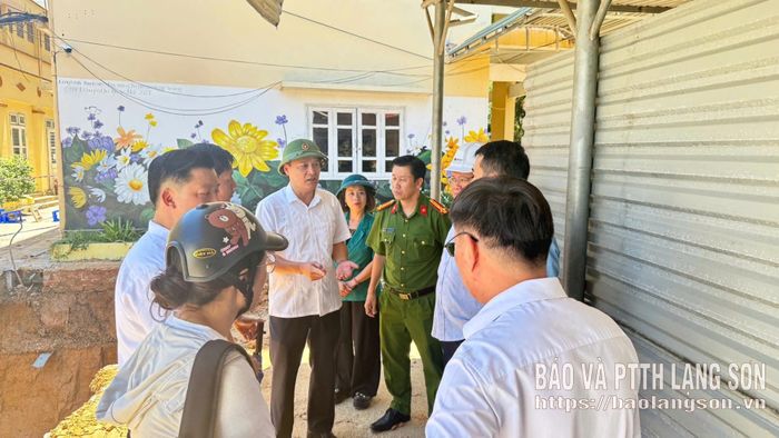 Đồng chí Phùng Quang Hội, Ủy viên Ban Thường vụ Tỉnh ủy, Bí thư Đảng ủy, Chủ tịch HĐND phường Đông Kinh kiểm tra tiến độ thi công dự án đường Lý Thái Tổ kéo dài