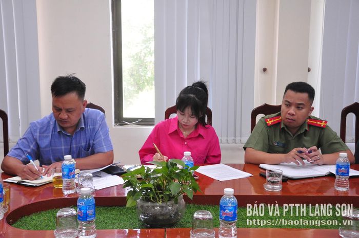 Các thành viên Ban Cưỡng chế thu hồi đất và đại diện các đơn vị liên quan tham gia đối thoại với người dân