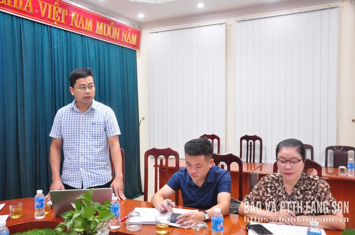 Đại diện phòng chuyên môn thuộc UBND phường Đông Kinh phân tích, làm rõ nội dung người dân quan tâm