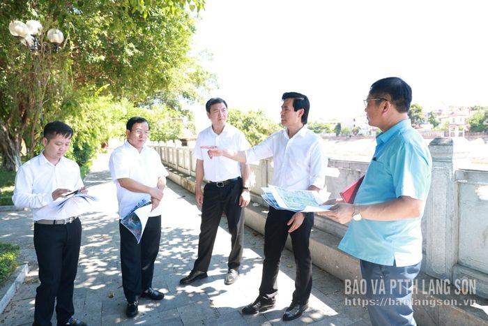 Bí thư Tỉnh ủy và Chủ tịch UBND tỉnh khảo sát vị trí xây dựng cầu kính trên sông Kỳ Cùng