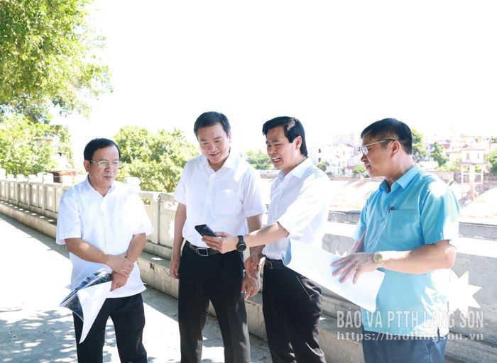 Các đồng chí lãnh đạo tỉnh và đoàn công tác trao đổi về phương án thiết kế xây dựng cầu kính trên sông Kỳ Cùng