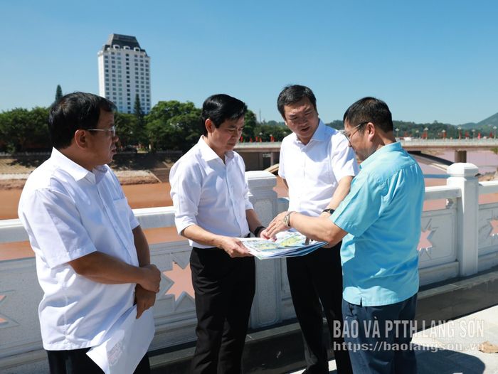 Đồng chí Hoàng Quốc Khánh, Ủy viên Trung ương Đảng, Bí thư Tỉnh ủy (thứ 2 từ trái sang) và đồng chí Nguyễn Cảnh Toàn, Phó Bí thư Tỉnh ủy, Chủ tịch UBND tỉnh (thứ 2 từ phải sang) xem sơ đồ phương án vị trí dự kiến xây dựng cầu kính