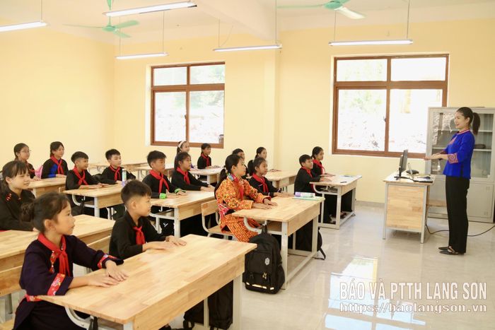 Giáo viên Trường Phổ thông nội trú TH&THCS Kiên Mộc thực hiện hoạt động giảng dạy trong ngày vận hành thử