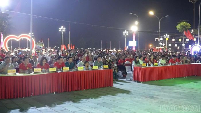 Các đại biểu và Nhân dân tham dự Chương trình giao lưu văn nghệ chào mừng kỷ niệm 81 năm Quốc khánh nước Cộng hòa xã hội chủ nghĩa Việt Nam (2/9/1945 - 2/9/2026).