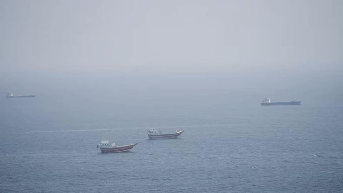 Các tàu thuyền gần eo biển Hormuz, nhìn từ Musandam, Oman, ngày 2 tháng 9 năm 2026. REUTERS/Stringer.