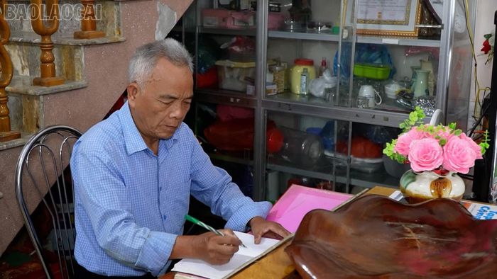 Ông Trịnh Quang Hãnh với đam mê sưu tầm tem lịch sử.
