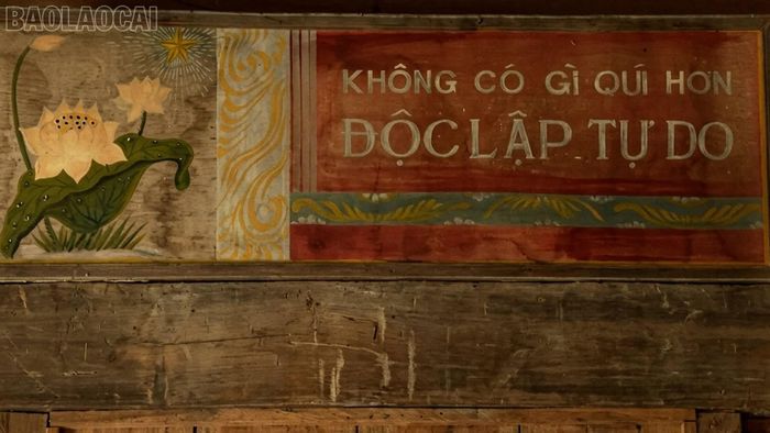 Khẩu hiệu trang trọng trong ngôi nhà của ông Lê Công Tưởng, xã Chấn Thịnh.