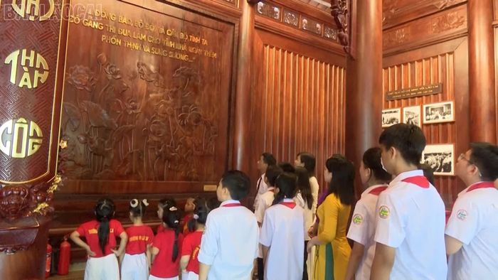 Người dân và học sinh về thăm Nhà tưởng niệm Bác Hồ.