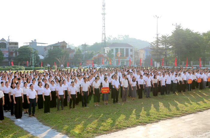 Các đại biểu tham dự sinh hoạt tư tưởng dưới cờ.