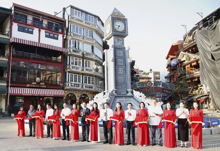 Các đại biểu cắt băng khánh thành.
