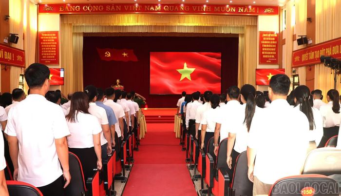 Các đại biểu thực hiện nghi thức chào cờ.