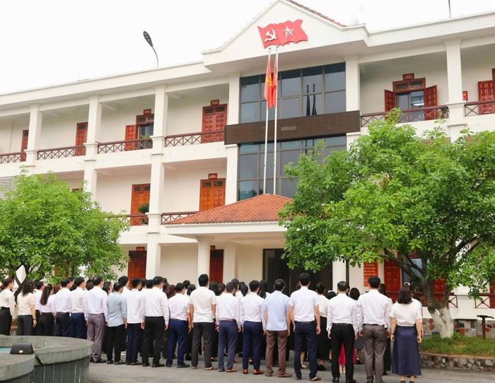 Quang cảnh buổi chào cờ.