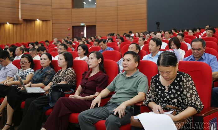  Cán bộ, đảng viên tham gia học tập. 