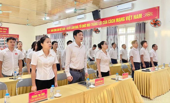 Các đại biểu thực hiện nghi thức chào cờ.