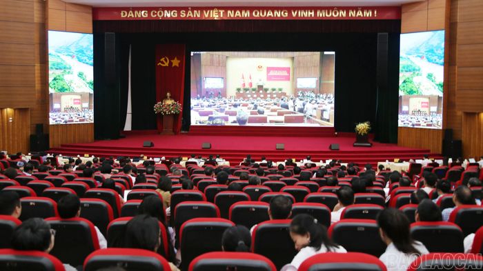  Quang cảnh hội nghị tại điểm cầu Đảng ủy phường Cam Đường. 