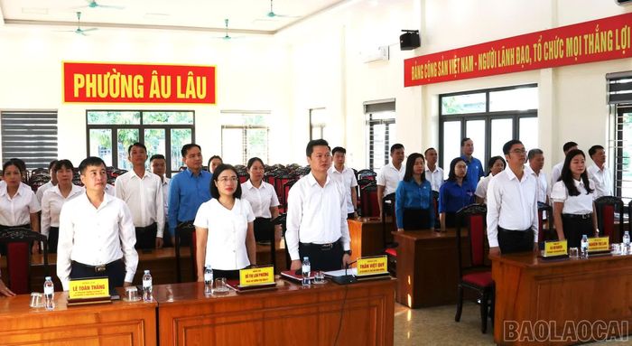 Các đại biểu thực hiện nghi lễ chào cờ.