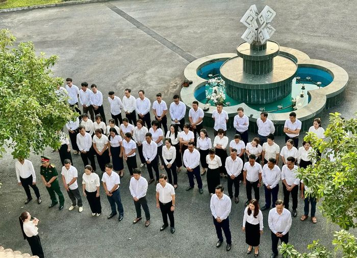 Sau nghi lễ chào cờ là sinh hoạt dưới cờ.