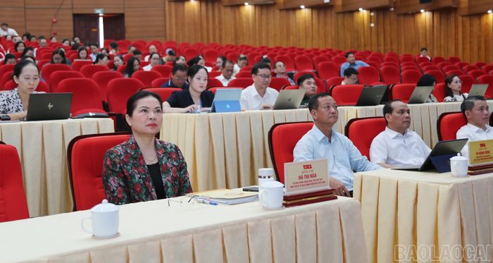  Đồng chí Hà Thị Nga - Ủy viên Ban Chấp hành Trung ương Đảng, Phó Chủ tịch, Tổng thư ký Ủy ban Trung ương MTTQ Việt Nam dự tại điểm cầu Đảng ủy phường Cam Đường. 