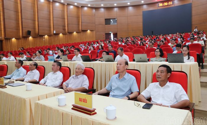  Các đồng chí lãnh đạo tỉnh qua các thời kỳ dự hội nghị. 