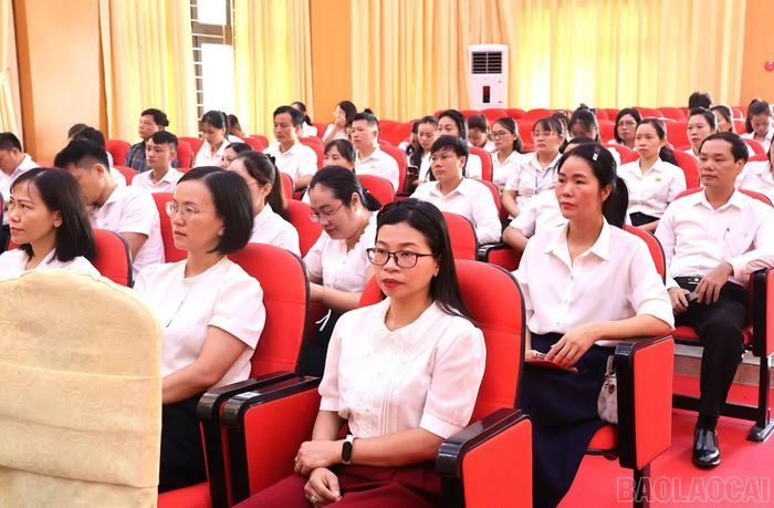 Cán bộ, đảng viên các cơ quan đơn vị xã Lục Yên tham dự hội nghị.