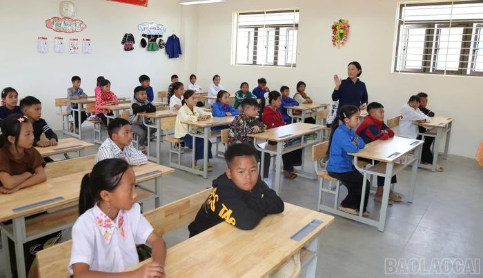 Cô giáo và học sinh phấn khởi trong lớp học mới.