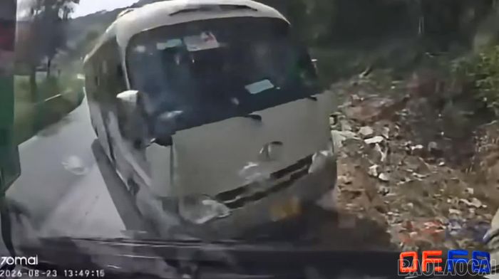 Hình ảnh xe khách vượt xe không đúng quy định được ghi lại trong video do người dân phản ánh trên mạng xã hội.