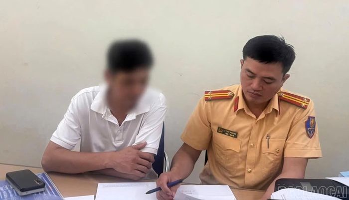 Lực lượng cảnh sát giao thông làm việc, lập biên bản đối với lái xe vi phạm.