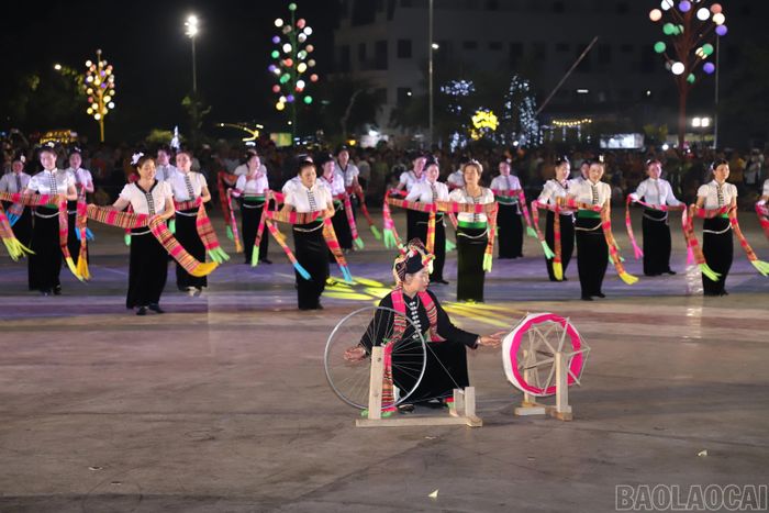 Các cô gái Thái nắm tay nhau cùng xòe.