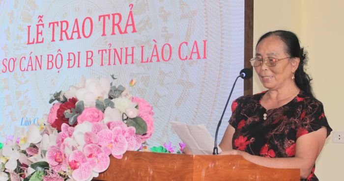 Đại diện cán bộ đi B - bà Nguyễn Thị Hạnh phát biểu, chia sẻ cảm xúc tại lễ trao trả hồ sơ.