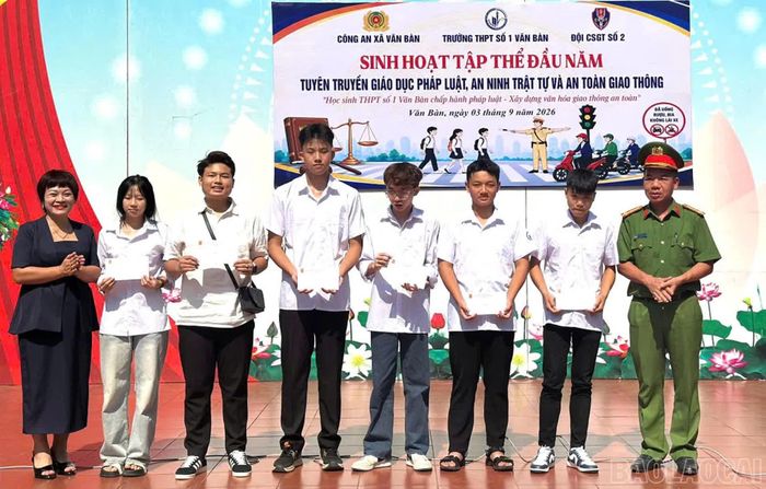 Công an xã Văn Bàn trao 6 phần quà động viên các học sinh tích cực tham gia trả lời câu hỏi.