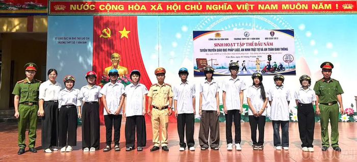 Lực lượng công an trao tặng mũ bảo hiểm cho học sinh.