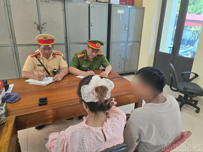 Lực lượng công an làm việc với người vi phạm.