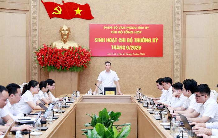 Đồng chí Nguyễn Hữu Hải - Phó chánh Văn phòng Tỉnh ủy, Bí thư Chi bộ Tổng hợp tham gia ý kiến.
