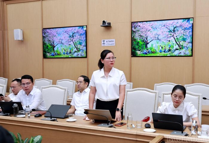 Các đảng viên tham gia ý kiến tại buổi sinh hoạt.