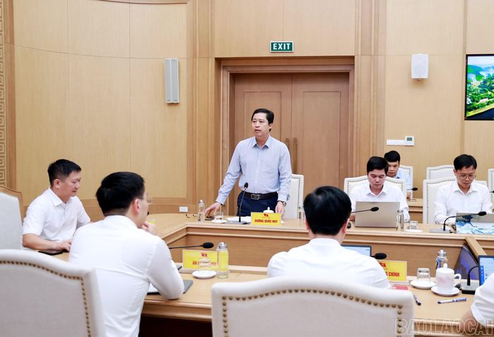Đồng chí Dương Quốc Huy - Ủy viên Ban Chấp hành Trung ương Đảng, Bí thư Tỉnh ủy đánh giá cao vai trò của PhòngTổng hợp trong công tác tham mưu, giúp việc Văn phòng Tỉnh ủy.
