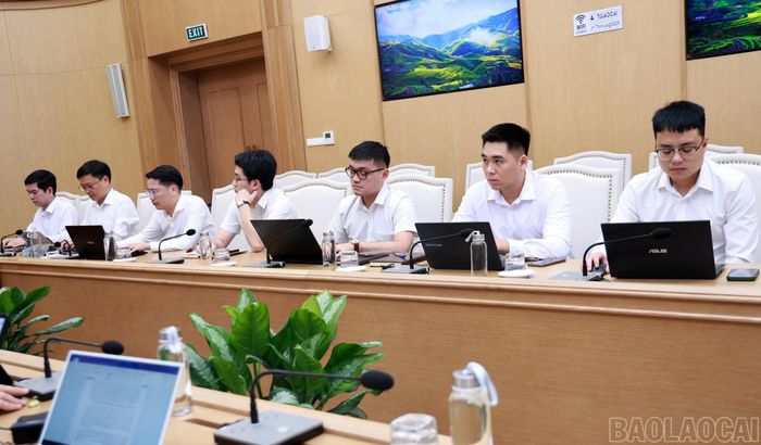 Các đảng viên chi bộ tham gia sinh hoạt thường kỳ.