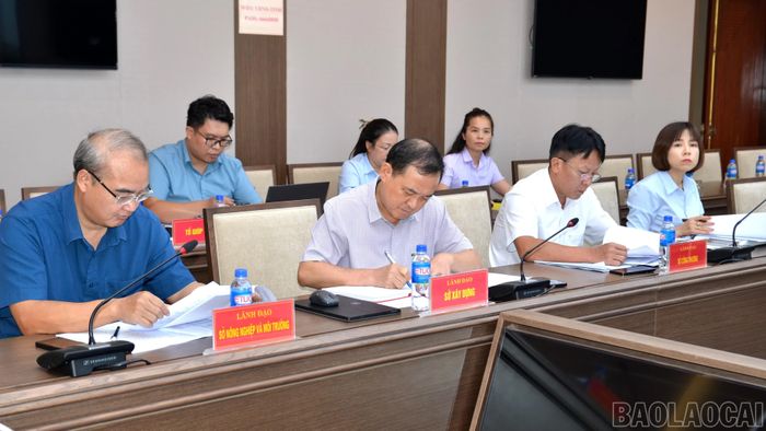 Các thành viên Hội đồng thẩm định tham dự cuộc họp.