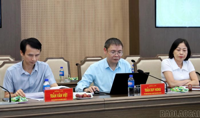 Các thành viên đoàn giám sát tham dự hội nghị.