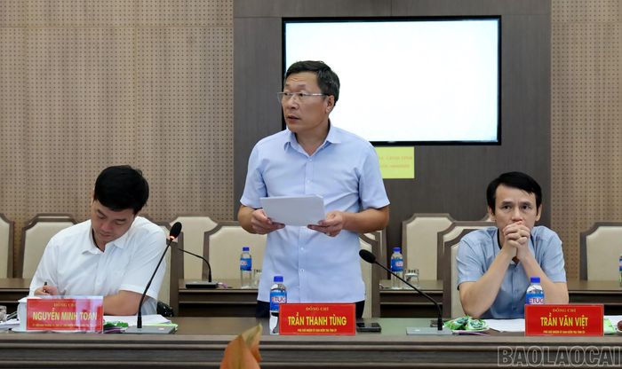 Các thành viên đoàn giám sát công bố các Quyết định, Kế hoạch giám sát.