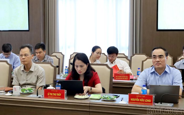 Các đồng chí Thường trực, Ban Thường vụ Đảng ủy UBND tỉnh tham dự hội nghị.