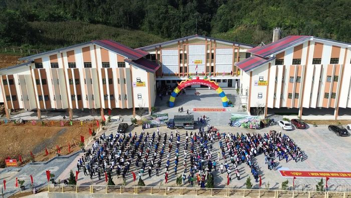 Học sinh Y Tý trong ngày đầu đến ngôi trường mới.