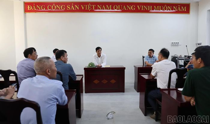 Phó Chủ tịch UBND tỉnh Phan Trung Bá chỉ đạo đơn vị thi công đảm bảo an toàn khi thi công hoàn thiện các hạng mục còn lại.