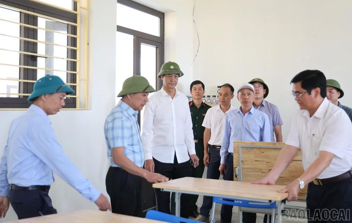 Phó Chủ tịch UBND tỉnh Phan Trung Bá kiểm tra thực tế cơ sở vật chất nhà trường.