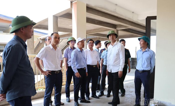 Phó Chủ tịch UBND tỉnh Phan Trung Bá kiểm tra khu vực nhà ở nội trú.