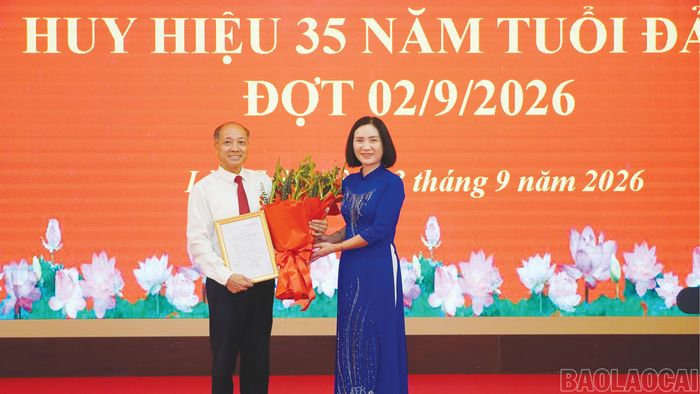 Đồng chí Lê Thị Thanh Bình - Ủy viên Ban Chấp hành Đảng bộ tỉnh, Phó Bí thư chuyên trách Đảng uỷ Các cơ quan Đảng tỉnh trao quyết định tặng Huy hiệu 35 năm tuổi đảng cho đồng chí Hứa Tân Hưng - Bí thư Đảng ủy Trường Chính trị tỉnh.