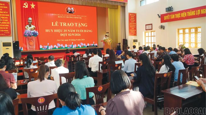 Quang cảnh buổi lễ trao tặng Huy hiệu đảng.