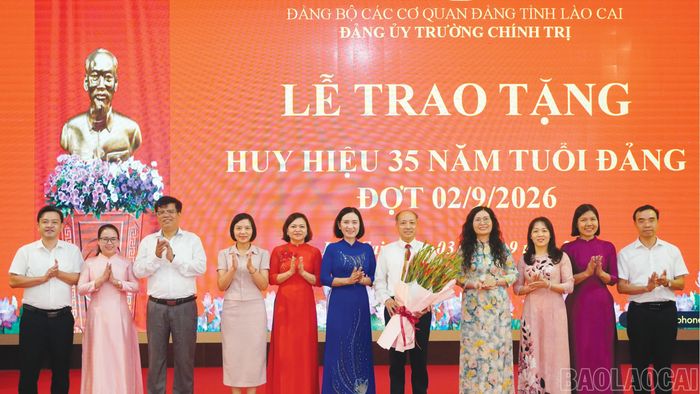 Các khoa, phòng tặng hoa chúc mừng đồng chí Hứa Tân Hưng - Bí thư Đảng ủy Trường Chính trị tỉnh được nhận Huy hiệu 35 tuổi đảng vào ngày 3/9.