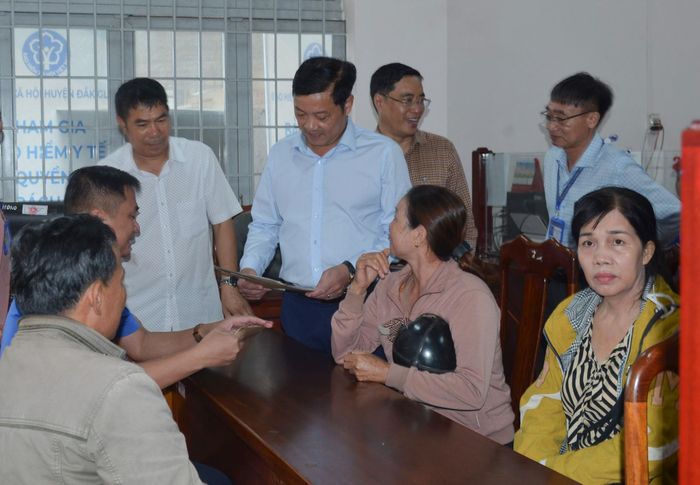 Phó Chủ tịch Thường trực UBND tỉnh Lê Trọng Yên kiểm tra công tác quản lý hồ sơ, cấp giấy chứng nhận quyền sử dụng đất đai tại xã Quảng Sơn